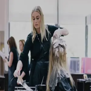 آرایشگر الهه منصوری متخصص در رنگ و لایت شهر کرج