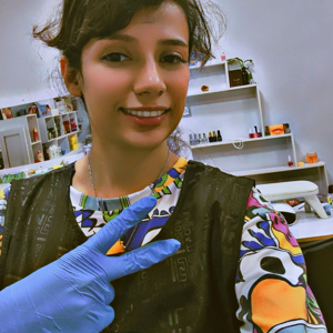 آرایشگر مهسا روشن قیاس  متخصص در خدمات ناخن شهر بندرعباس